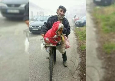 Нема ништо, но се што ќе заработи го дели со своето куче