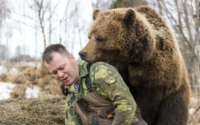 Пилоти го спасиле од сигурна смрт а тој сега ужива помеѓу авиони