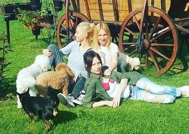 Децата учат од своите родители за хуманост и грижа за животни