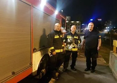Пожарникари спасиле маче од канализација под Скопско Кале