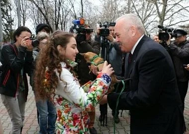 Трето девојче доби куче на невообичаен начин – подарок од Путин