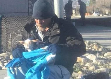 Бездомник спасил куче кое било исфрлено од својот дом