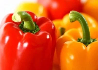 Почестете го моркото прасе со вкусни овошки и зеленчук