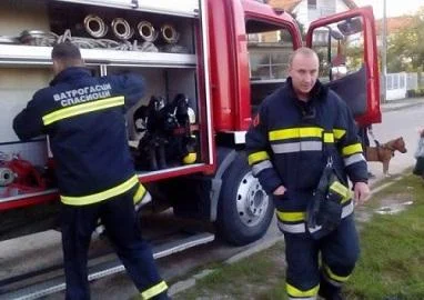 Пожарникари со часови спасувале куче паднато во бездна