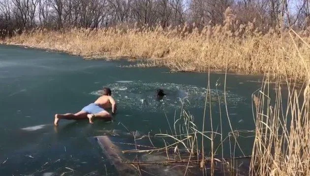 Момче спасило заробено куче од заледено езеро