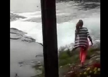 Девојка скокнала во ледена вода за да спаси куче од давење